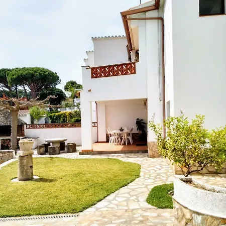 Vacay Montgo, Con Jardin En Apartment